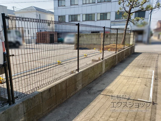埼玉県青梅市のValue Selectのフェンス・柵 ミエーネフェンス 目隠しルーバータイプ 2段支柱 自立建て用 施工例