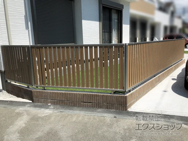 静岡県沼津市のYKKAPのフェンス・柵 ルシアスフェンスF03型 たて半目隠し 木調カラー 自由柱施工 施工例