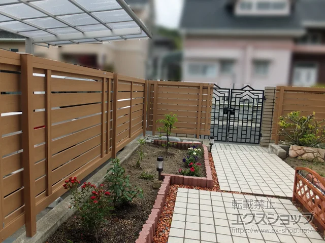 福岡県世田谷区ののフェンス・柵、カーゲート ルシアスフェンスH02型 横板格子 木調カラー　自由柱施工 施工例
