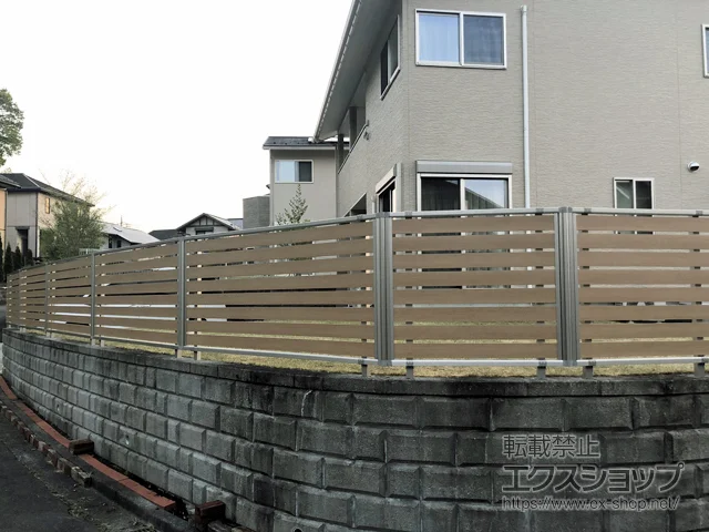 山梨県三浦郡葉山町のYKKAPのフェンス・柵 ルシアスフェンスF04型 横板 木目カラー 自由柱施工 施工例