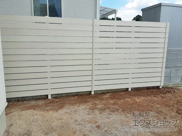 広島県久喜市のYKKAPのフェンス・柵 マイティウッド ベーシック 13段貼 隙間10mm 施工例