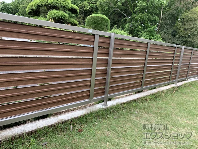 茨城県横浜市のの門扉、フェンス・柵 フェンスAB YS3型 横スリット3 木調カラー 自由柱施工 施工例