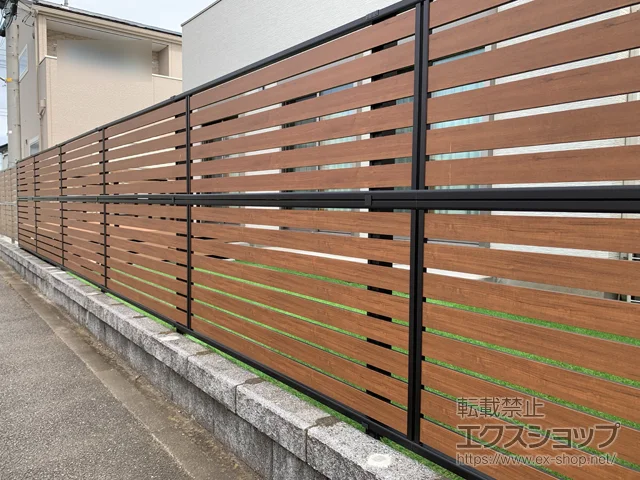 神奈川県綾瀬市のValue Selectのフェンス・柵 モクアルフェンス 横板タイプ 2段支柱 自立建て用（パネル2段） 施工例