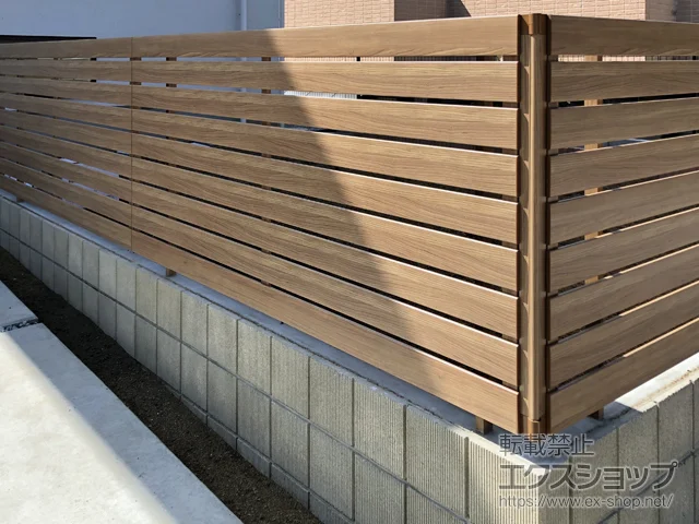 神奈川県下新川郡入善町のValue Selectのフェンス・柵 フェンスAA YS3型 横スリット 板張り 木調カラー フリーポールタイプ 施工例
