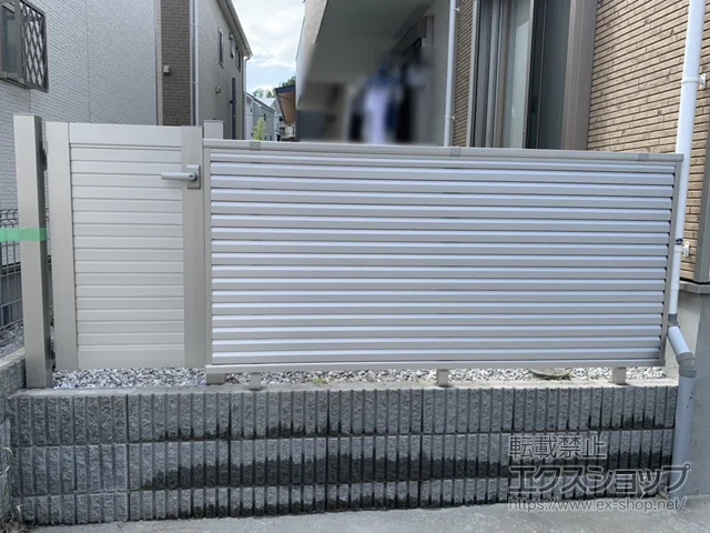 東京都さいたま市のYKKAPのフェンス・柵 ミエーネフェンス 目隠しルーバータイプ　自由柱施工 施工例