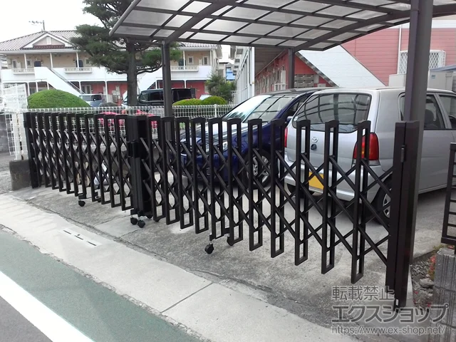 神奈川県宝塚市のValue Selectのカーゲート トリップゲートII 3型 ストロング ノンレール 両開き 5412W 施工例