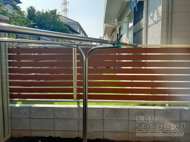 千葉県府中市のValue Selectのフェンス・柵 ルシアスフェンスF04型 横板 木目カラー 自由柱施工 施工例
