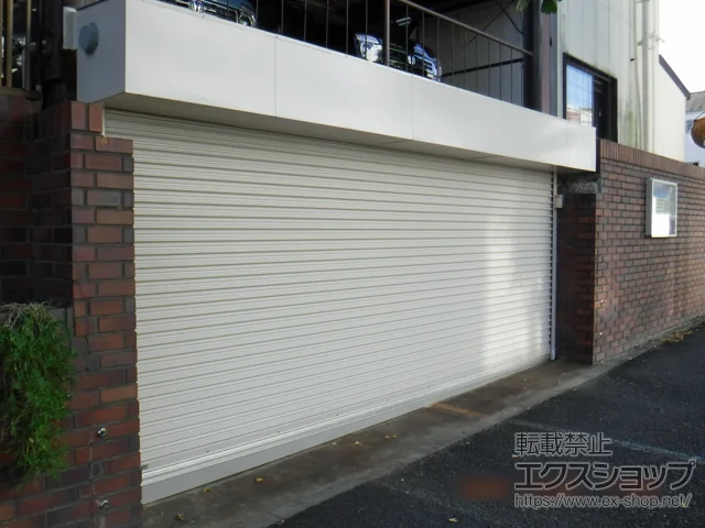 神奈川県横浜市ののガレージシャッター、玄関ドア プラテアII スチールタイプ 外置き 電動式 外部付 *単窓仕様 施工例