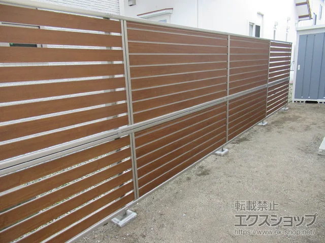 富山県横浜市のYKKAPのフェンス・柵 ルシアスフェンスF02型 横目隠し 木調カラー 2段支柱 自立建て用 施工例