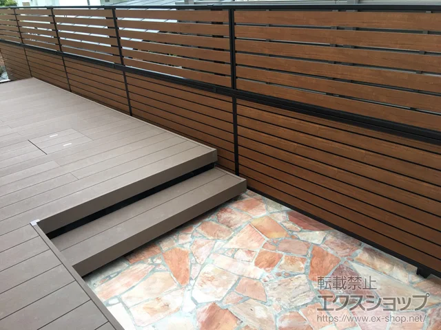 茨城県弘前市のValue Selectのフェンス・柵 モクアルフェンス 横板タイプ+目隠しタイプ 2段支柱 自立建て用 施工例