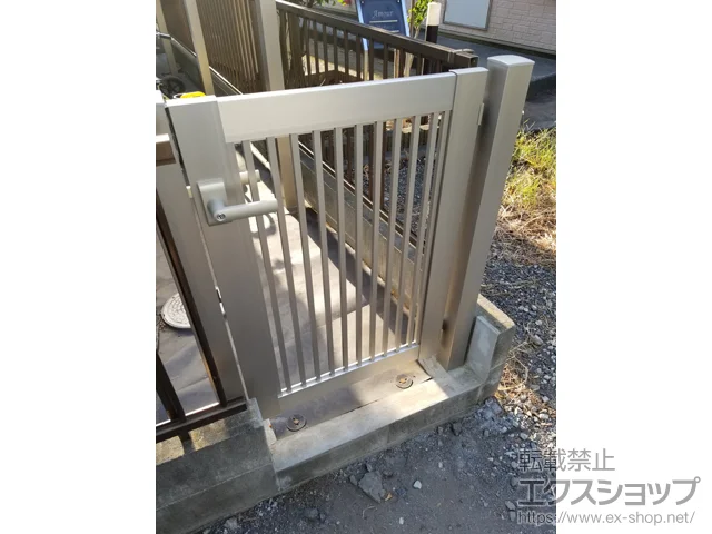 東京都日野市のYKKAPの門扉 シンプレオ門扉10型 たて粗格子 片開き 門柱使用 施工例