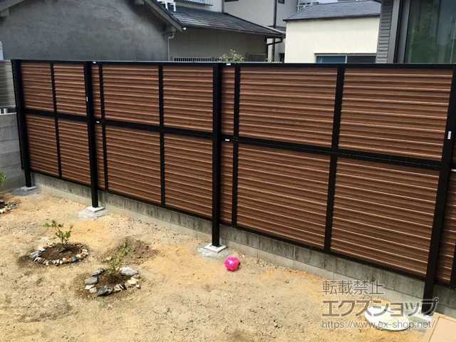 和歌山県山陽小野田市のYKKAPのフェンス・柵 フェンスAB YL2型 横ルーバー2 木調カラー 2段支柱 施工例