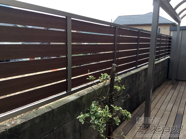 兵庫県松江市のValue Selectのフェンス・柵 フェンスAB YS3型 横スリット3 木調カラー フリーポールタイプ 施工例