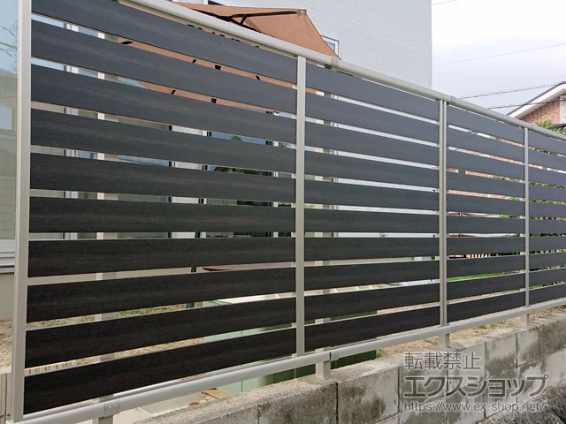 広島県福山市のLIXIL(リクシル)のフェンス・柵 ルシアスフェンスF04型 横板 木目カラー 自由柱施工 施工例