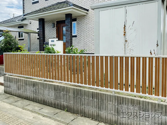 宮城県角田市のYKKAPのフェンス・柵 ルシアスフェンスF03型 たて半目隠し 木調カラー・自由柱施工 施工例