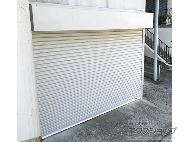 神奈川県横浜市ののガレージシャッター、玄関ドア プラテアII スチールタイプ 内蔵 電動式 外部付 *単窓仕様 施工例