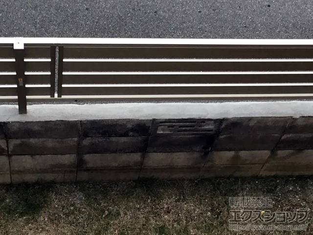 兵庫県三田市のYKKAPのフェンス・柵 ルシアスフェンスF04型 横板 木目カラー 自由柱施工 施工例