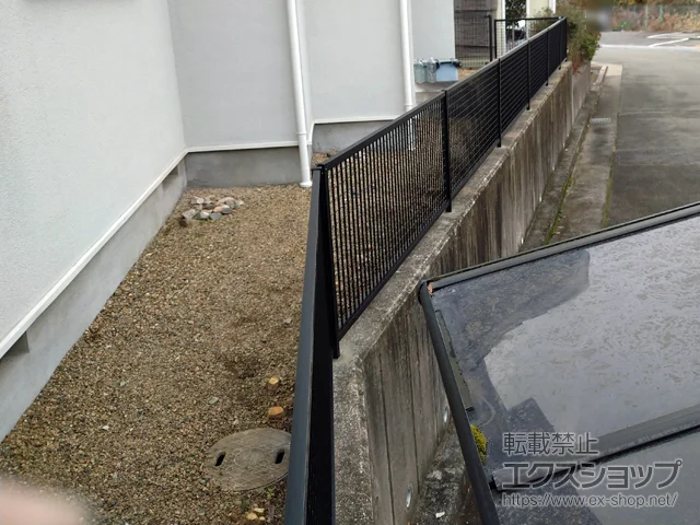 兵庫県大牟田市のYKKAPのフェンス・柵 クレディフェンス 5型 間仕切仕様 施工例