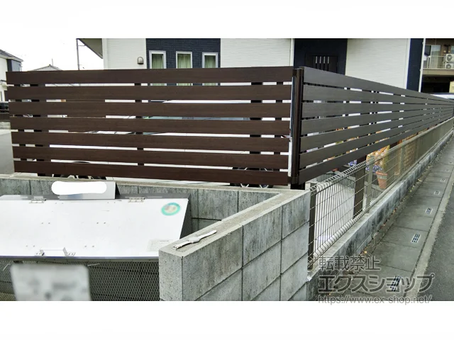埼玉県野々市市のFandFのフェンス・柵 ルシアスフェンスH02型 横板格子 木調カラー 2段支柱施工 施工例