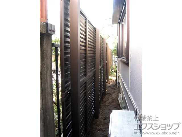 東京都四條畷市ののテラス屋根、カーポート、ウッドデッキ、フェンス・柵 ミエーネフェンス 目隠しルーバータイプ 2段支柱 自立建て用 施工例