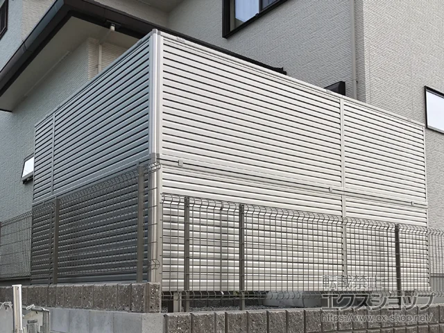 奈良県名古屋市のValue Selectのフェンス・柵 シンプレオフェンス13型 目隠しルーバー 3段支柱 自立建て用 施工例