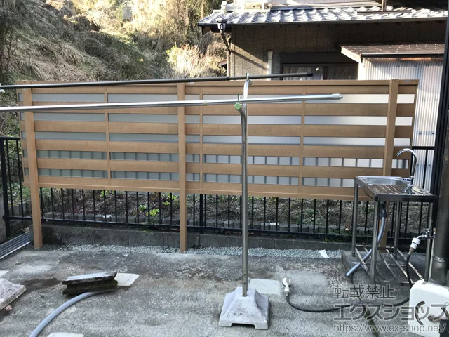 高知県四万十市のLIXIL(リクシル)のフェンス・柵 フェンスAA YT1型 横採光 木調カラー フリーポールタイプ 施工例