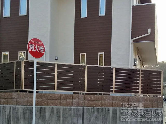 兵庫県東茨城郡大洗町のYKKAPのフェンス・柵 フェンスAB YS3型 横スリット3 木調カラー フリーポールタイプ 施工例
