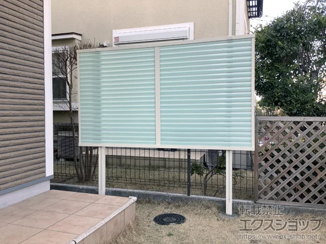 神奈川県逗子市のValue Selectのフェンス・柵 フェンスAB YT2型 採光ルーバー アルミカラー アルミ多段柱使用（パネル1段） 施工例