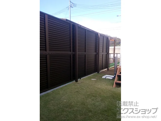 神奈川県横浜市のYKKAPのフェンス・柵 ミエーネフェンス 目隠しルーバータイプ 2段支柱 自立建て用（パネル2段） 施工例