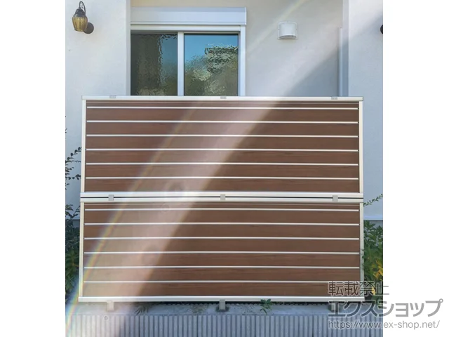 神奈川県横浜市のYKKAPのフェンス・柵 ルシアスフェンスF02型 横目隠し 木調カラー 2段支柱 ブロック建て用 施工例
