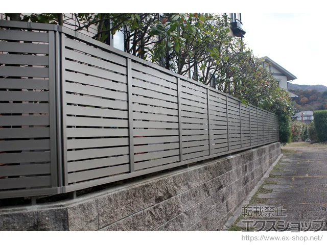 大阪府角田市ののフェンス・柵、屋外手すり フェンスAB YS2型 横スリット2　フリーポールタイプ 施工例