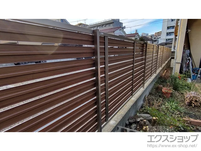 神奈川県広島市のLIXIL(リクシル)のフェンス・柵 モクハイフェンス 木調カラー フリーポールタイプ 施工例