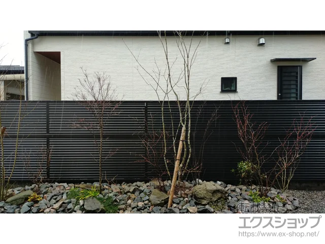 石川県熊本市のFandFのフェンス・柵 シンプレオフェンス13F型 横ルーバー 2段支柱 自立建て用 施工例