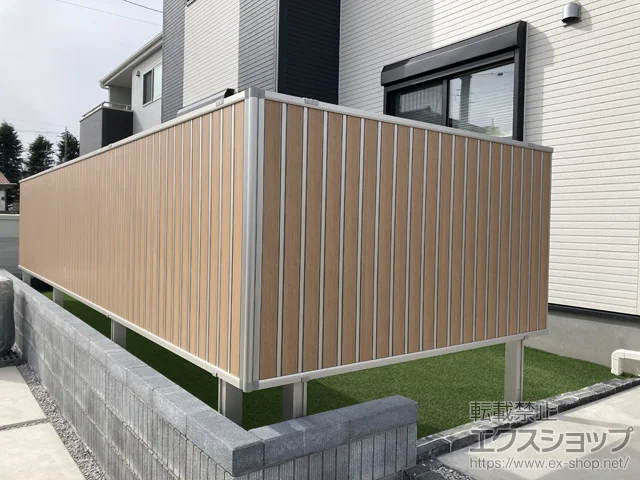 埼玉県福山市のLIXIL(リクシル)のフェンス・柵 ルシアスフェンスF01型 たて目隠し 木調カラー 上段のみ設置 自立建て用 施工例