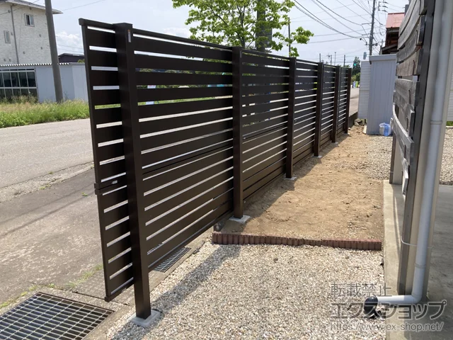 新潟県上越市のYKKAPのフェンス・柵 シンプレオフェンスSY1型 横半目隠し 2段支柱 自立建て用(パネル2段) 施工例
