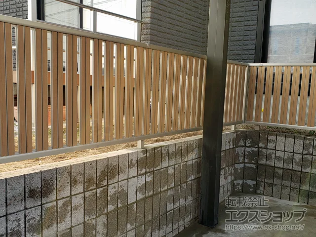 山口県北九州市のLIXIL(リクシル)のフェンス・柵 ルシアスフェンスF03型 たて半目隠し 木調カラー　自由柱施工 施工例