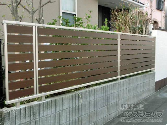 東京都八王子市のYKKAPのフェンス・柵 ルシアスフェンスF04型 横板 木目カラー　自由柱施工 施工例