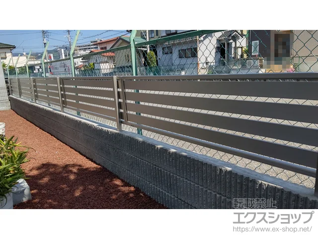 静岡県神埼市ののフェンス・柵 ルシアスフェンスF04型 横板 木目カラー 自由柱タイプ 施工例