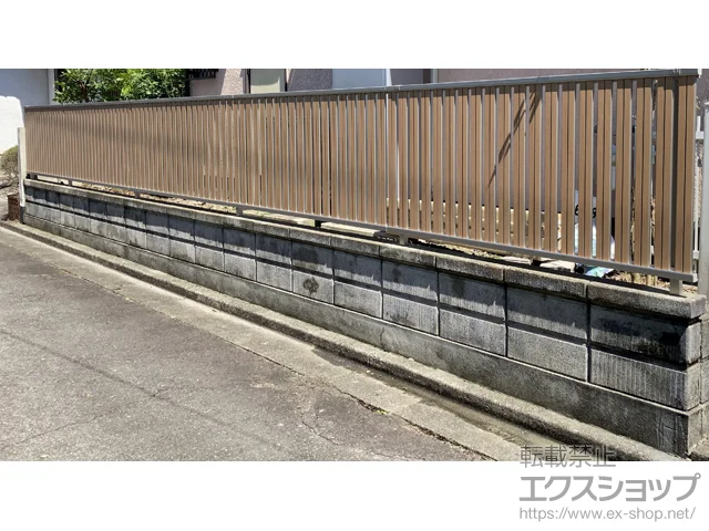 熊本県横浜市のYKKAPのフェンス・柵 ルシアスフェンスF03型 たて半目隠し 木調カラー 自由柱施工 施工例