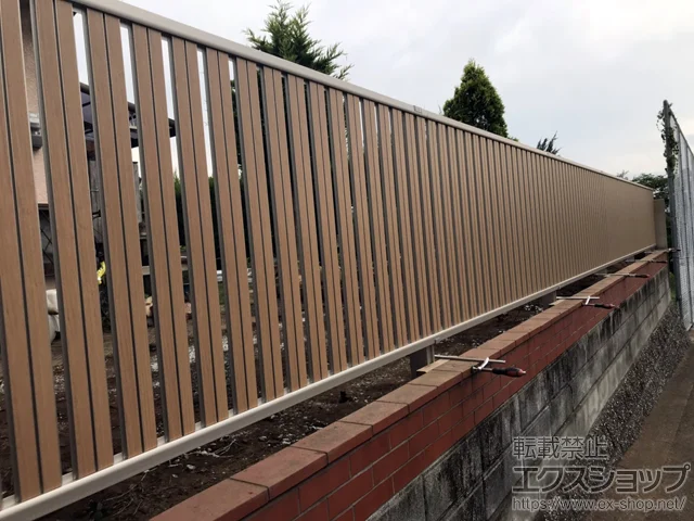 熊本県練馬区の積水樹脂(セキスイ)のフェンス・柵 ルシアスフェンスF03型 たて半目隠し 木調カラー 2段支柱 自立建て用（パネル1段） 施工例