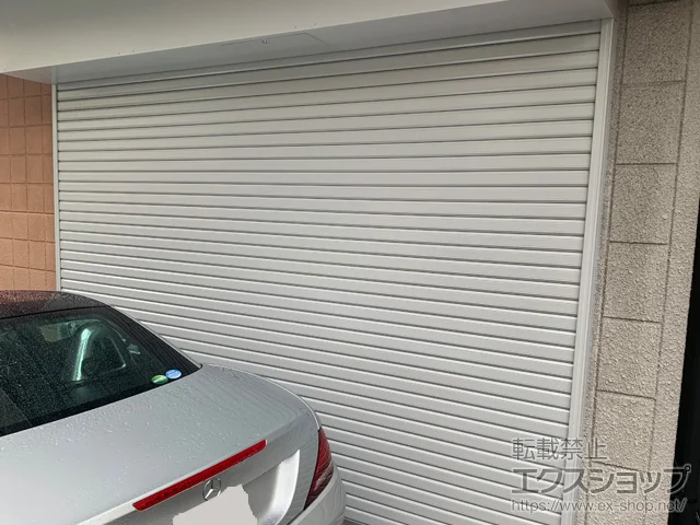 大阪府横浜市ののガレージシャッター、玄関ドア プラテアII スチールタイプ 内蔵 電動式 施工例
