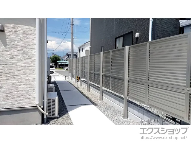 静岡県富士宮市のValue Selectのフェンス・柵 ミエーネフェンス 目隠しルーバータイプ 2段支柱 自立建て用 施工例