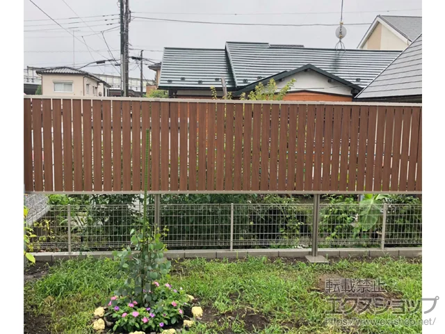 東京都八王子市のLIXIL(リクシル)のフェンス・柵 フェンスAB TS2型 縦スリット2 木調カラー 2段支柱（パネル1段） 施工例