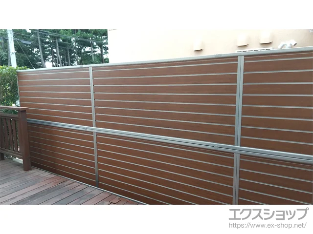 千葉県習志野市のYKKAPのフェンス・柵 ルシアスフェンスF02型 横目隠し 木調カラー 2段支柱 自立建て用（パネル2段） 施工例