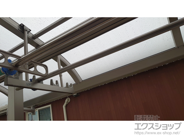 大阪府寝屋川市ののバルコニー・ベランダ屋根 プレシオステラスII R型 屋根タイプ 単体 積雪〜20cm対応＋吊り下げ式物干し 施工例