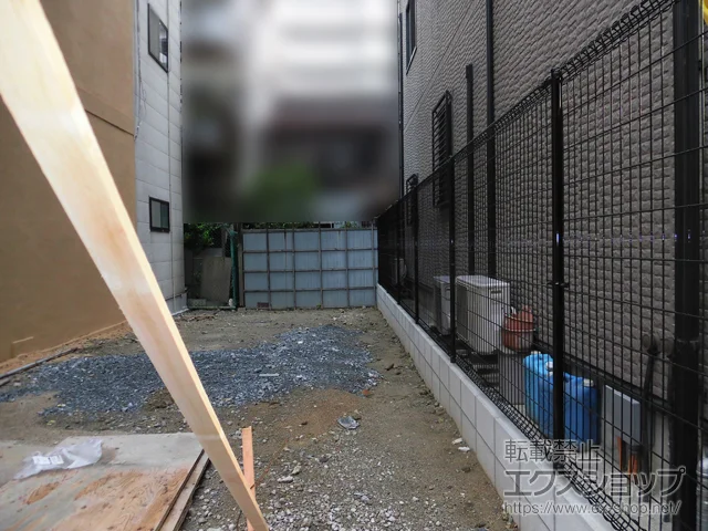 大阪府大阪市の積水樹脂(セキスイ)のフェンス・柵 メッシュフェンス M0・間仕切柱 施工例
