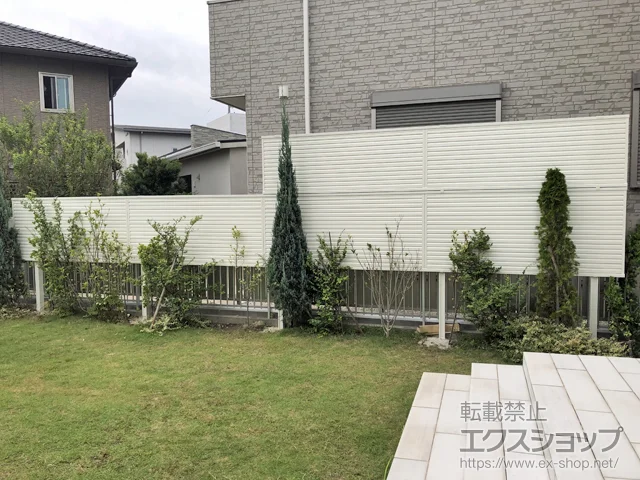 愛知県安城市のValue Selectのフェンス・柵 ミエーネフェンス 目隠しルーバータイプ 2支柱 自立建て用（パネル上段のみ） 施工例
