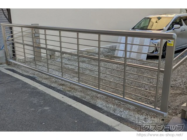 大阪府仙台市のYKKAPのカーゲート ルシアスアップゲートワイド 1型 横格子 電動 施工例