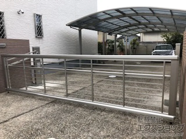 愛知県仙台市のYKKAPのカーゲート ルシアスアップゲートワイド 1型 横格子 電動 施工例
