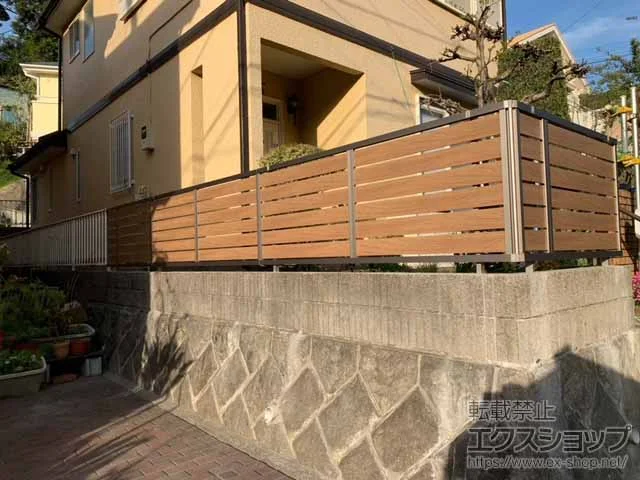 神奈川県筑紫野市のLIXIL リクシル(新日軽)のフェンス・柵 フェンスAB YS3型 横スリット3 木調カラー フリーポールタイプ 施工例